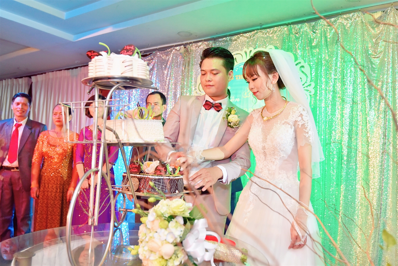 Tháp Ly Rượu - Bánh Cưới