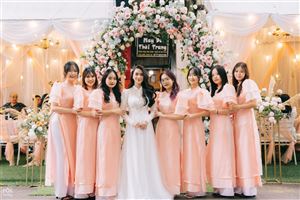 Đội Ngũ Đỡ Tráp Áo Dài Hồng